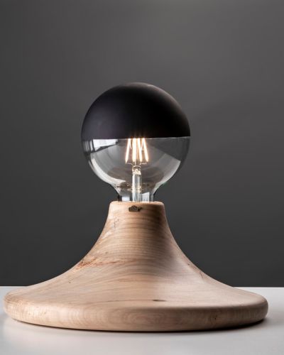 Lampara de mesa en madera – Iluminacion Lumi